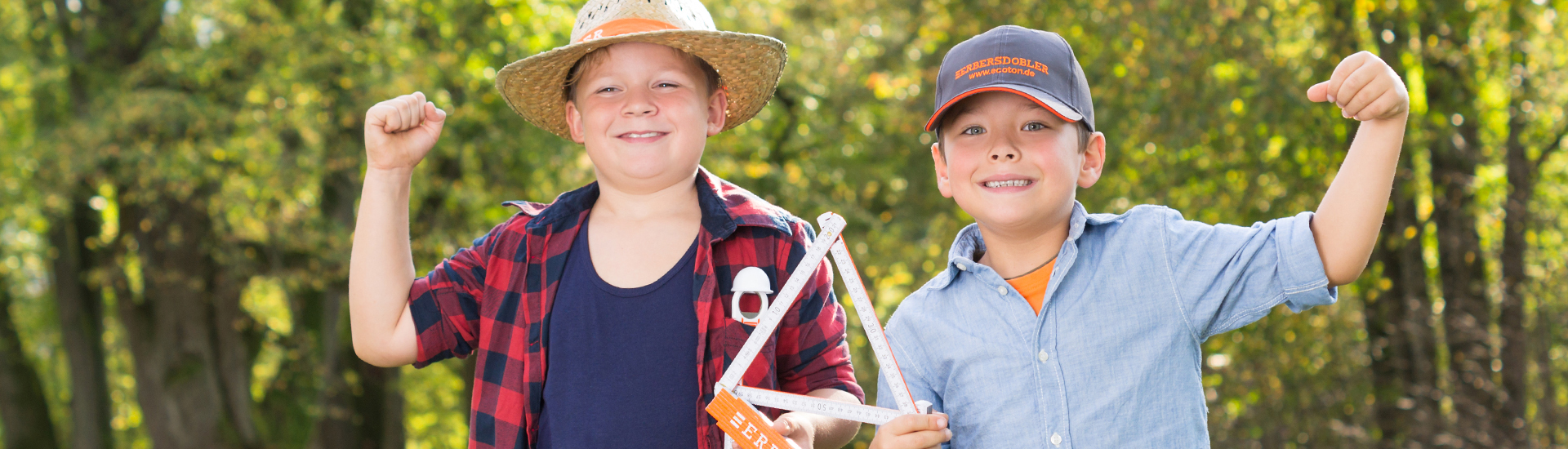 Kinder mit Zollstock